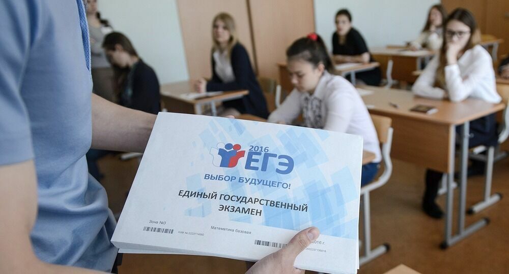 Число стобалльников ЕГЭ по русскому языку уменьшилось на треть
