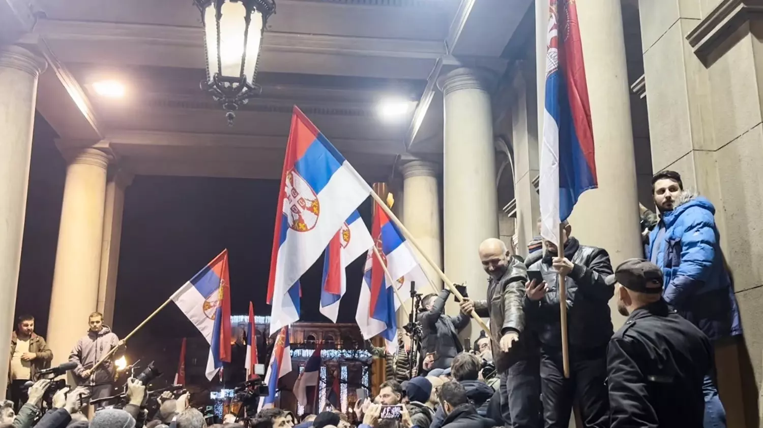 Президент Сербии Вучич призвал не называть штурм в Белграде революцией