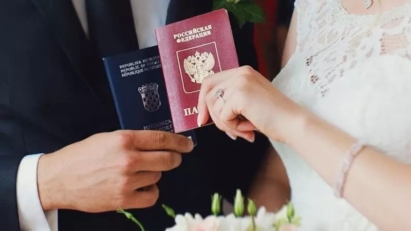 Семья как способ выживания: для чего в России заключают фиктивные браки