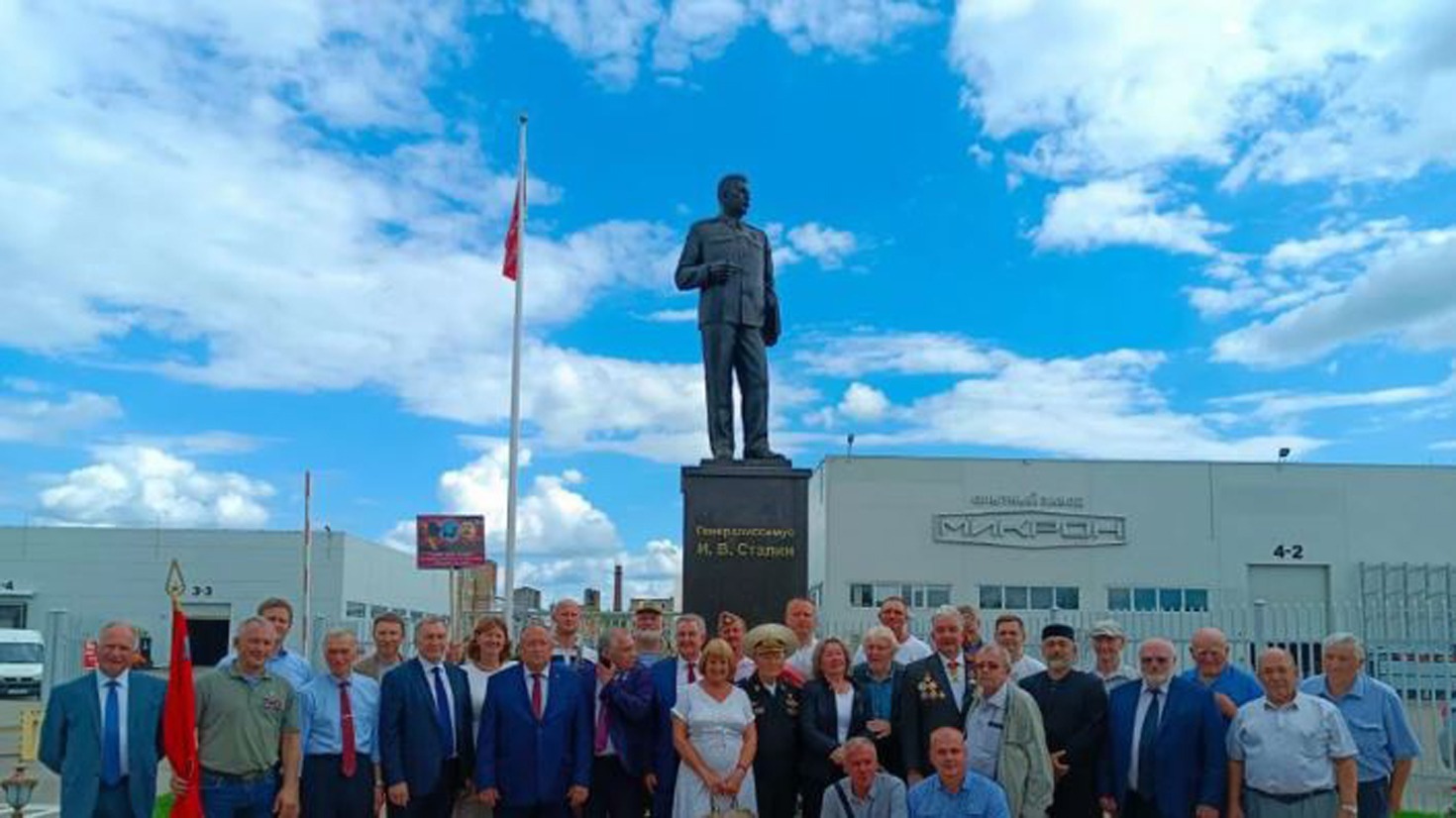 Памятник Сталину установили на территории завода в Великих Луках