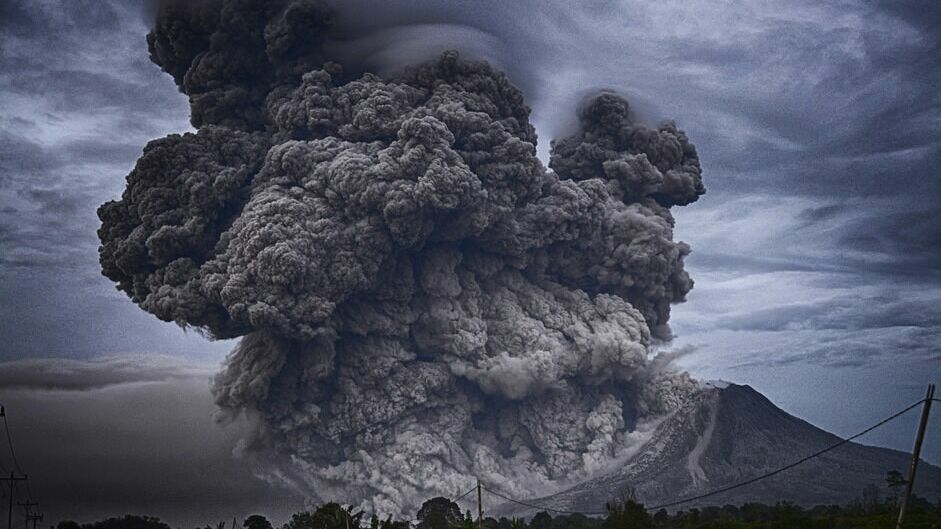 В Индонезии вулкан Левотоло выбросил километровый столб пепла
