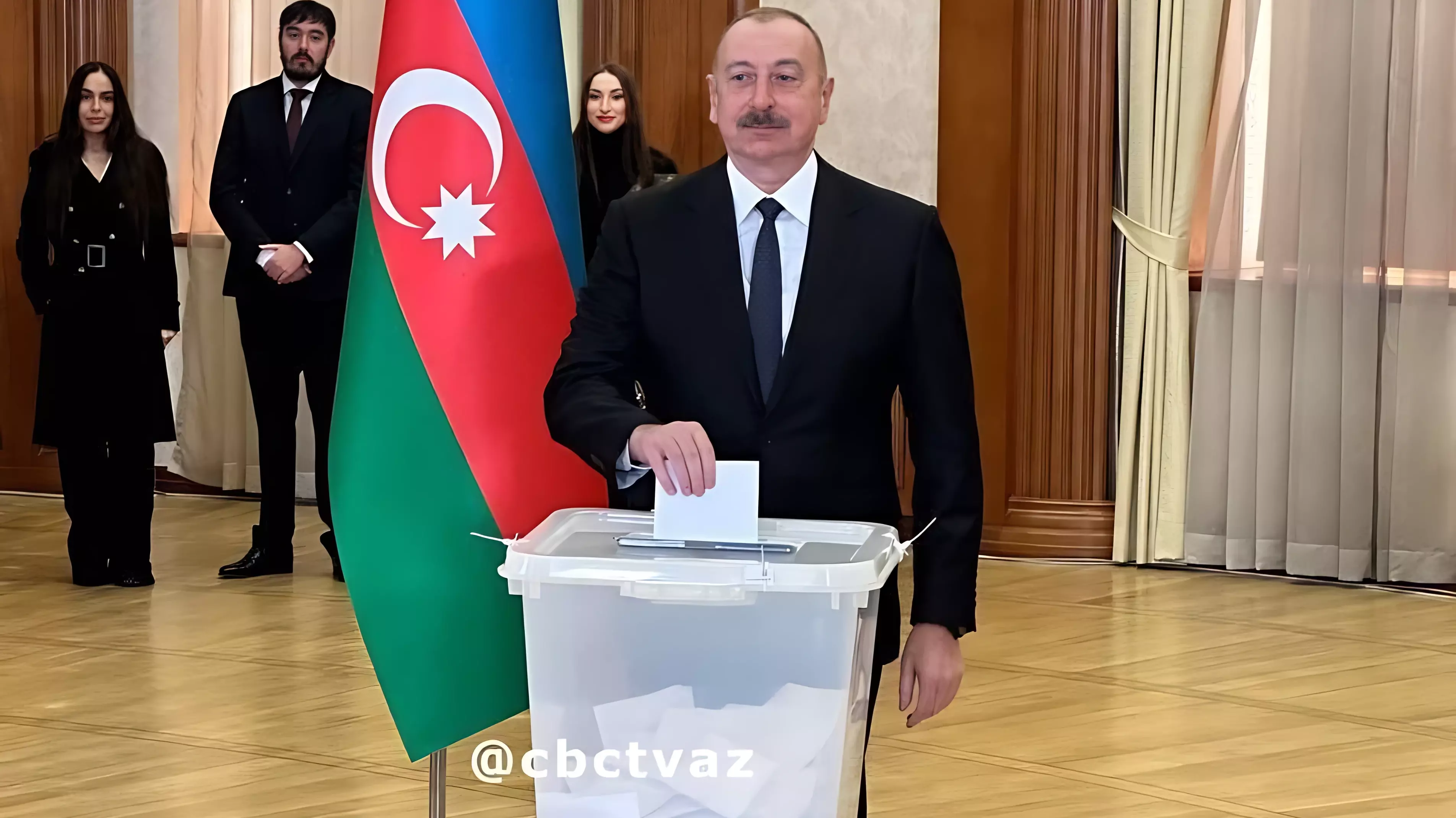 Алиев голосует за себя