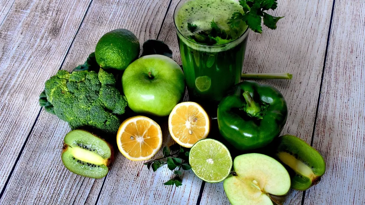 В зеленые и овощные напитки можно добавить фруктовые — для улучшения вкуса