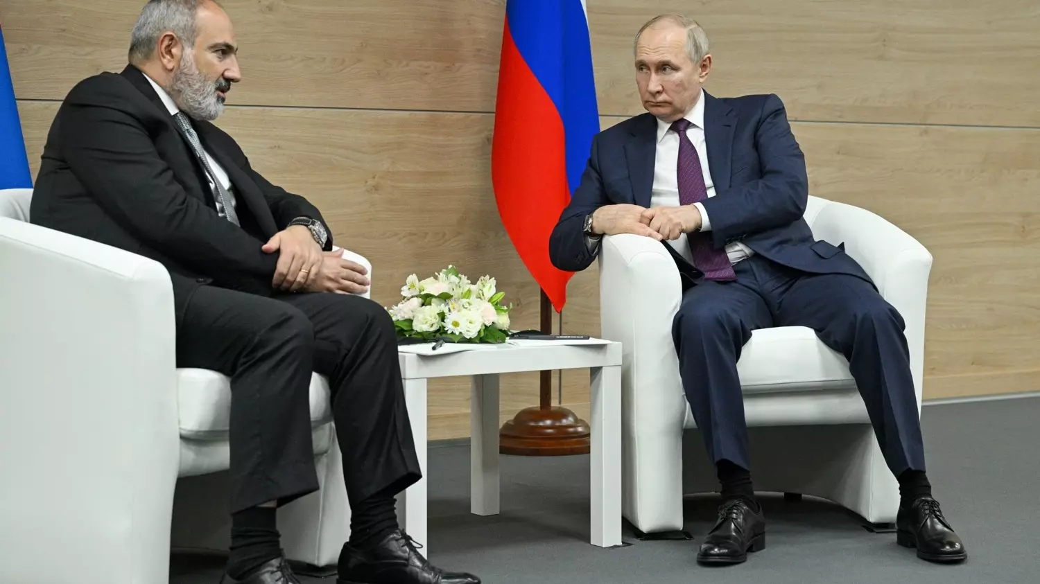 Президент России Владимир Путин и премьер-министр Армении Никол Пашинян (справа налево)