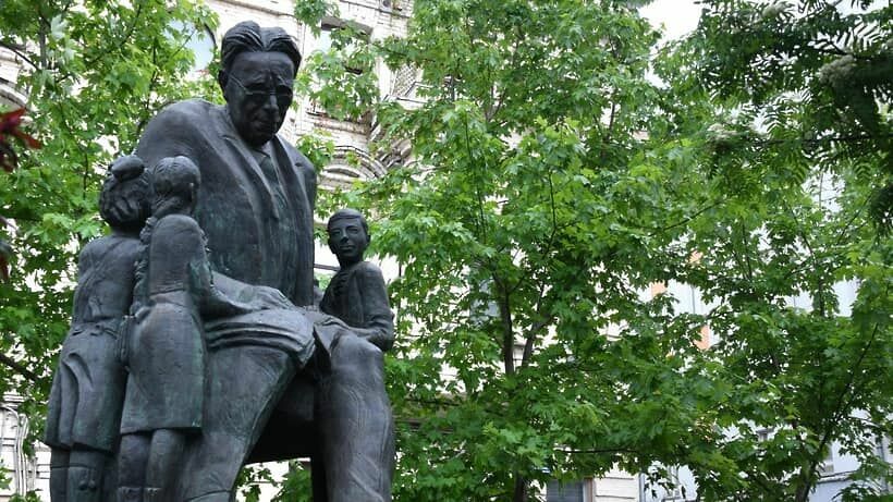 «Не поэт, а людоед какой-то…» Сеть обсудила новый памятник Маршаку в Москве