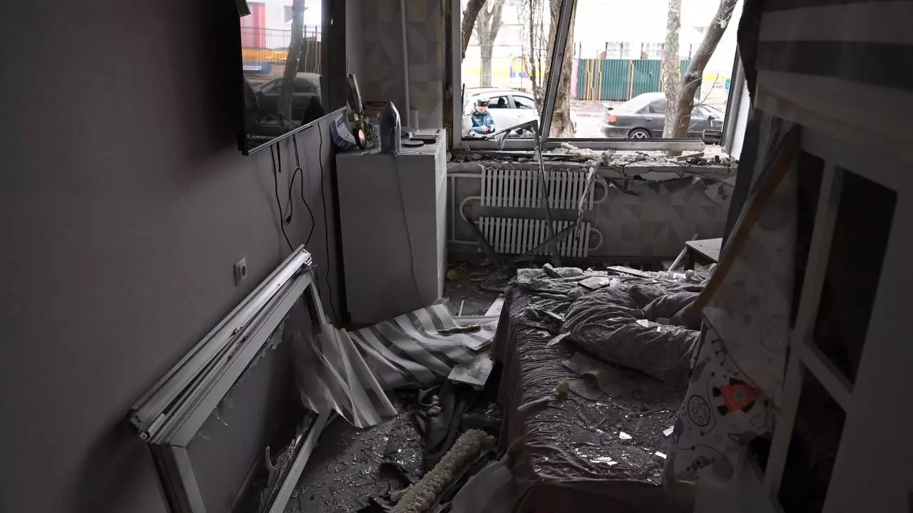 Последствия атаки дронов и ракетных обстрелов Белгорода.