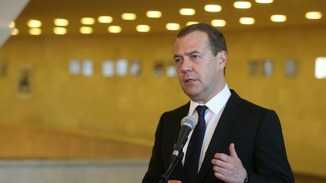 Медведев предложил два варианта транзита газа через Украину