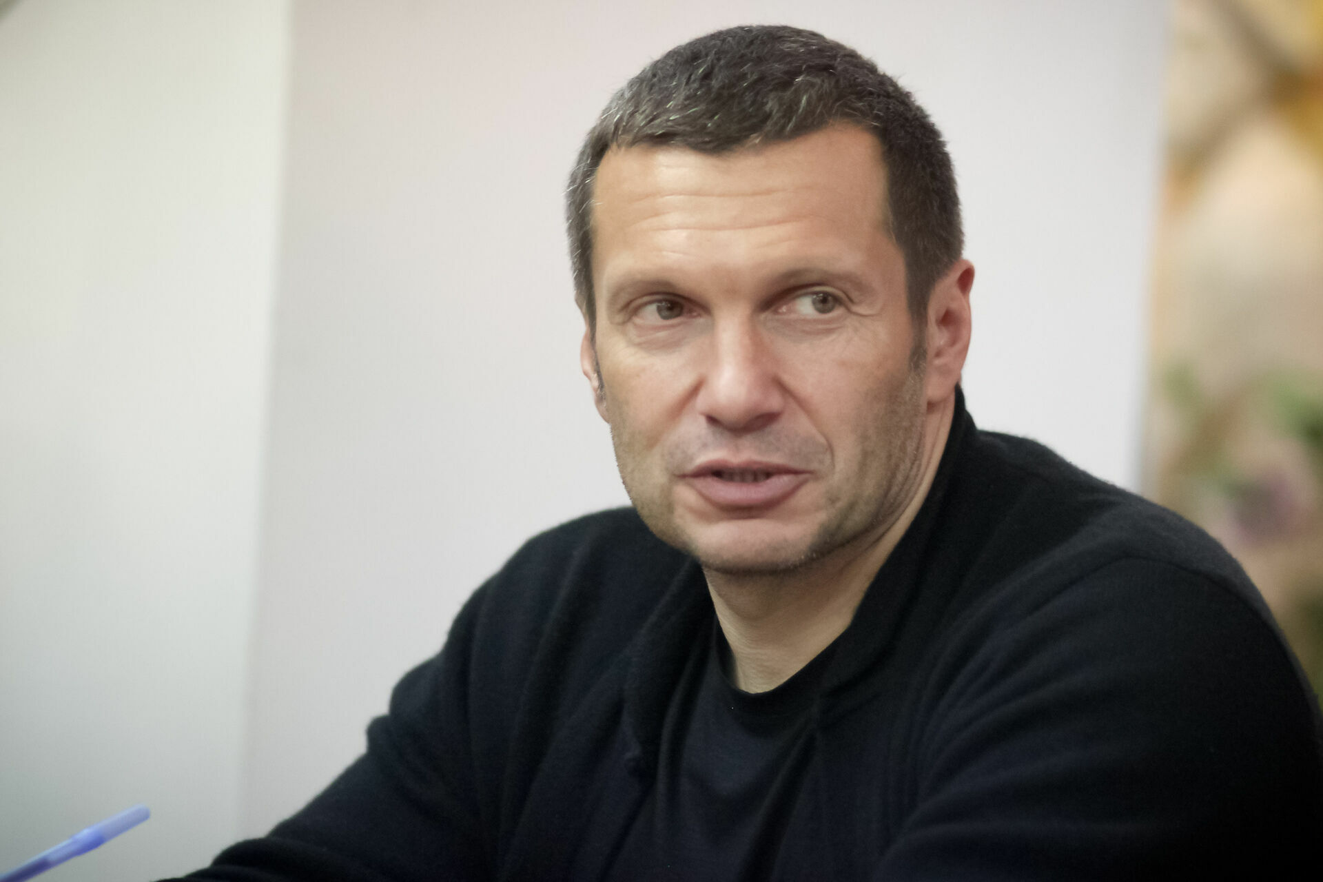 Роскомнадзор решил не наказывать Владимира Соловьева за оскорбление слушателя