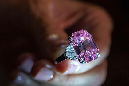 Редкий розовый бриллиант ушел с молотка за $50 млн