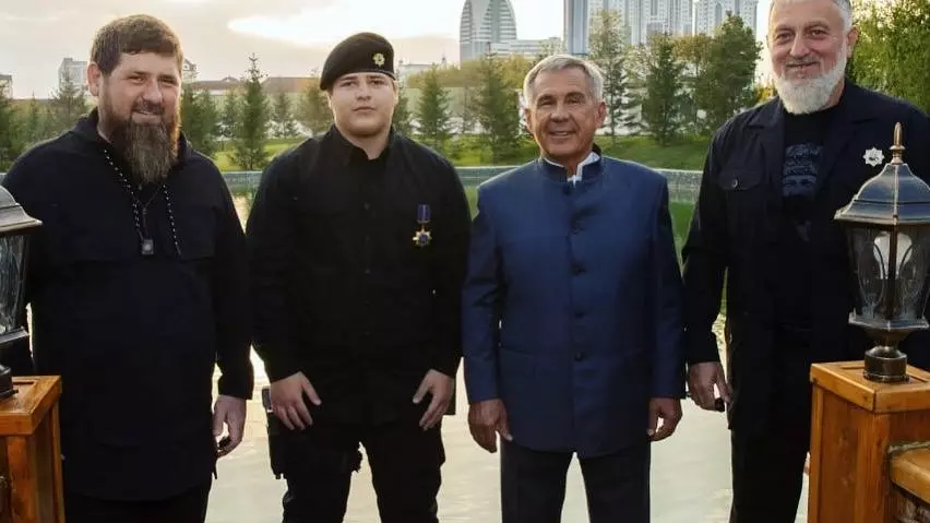 Рустам Минниханов вручил 15-летнему сыну главы Чечни Адаму Кадырову орден «Дуслык»