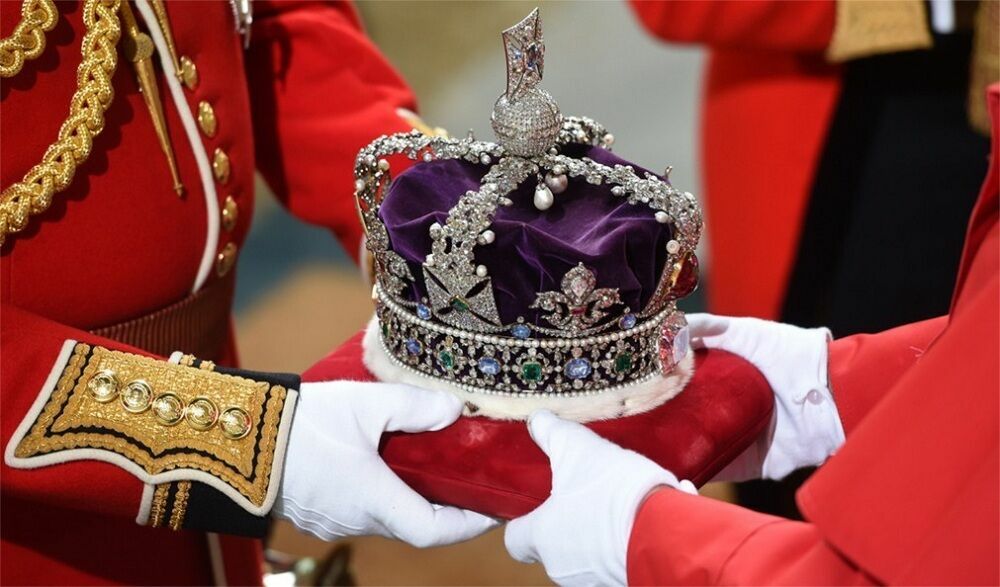 Человек, стоящий над битвой клоунов: зачем Британия сохраняет монархию