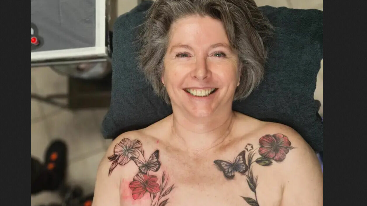 Пережившая рак груди женщина превратила свои шрамы в искусство