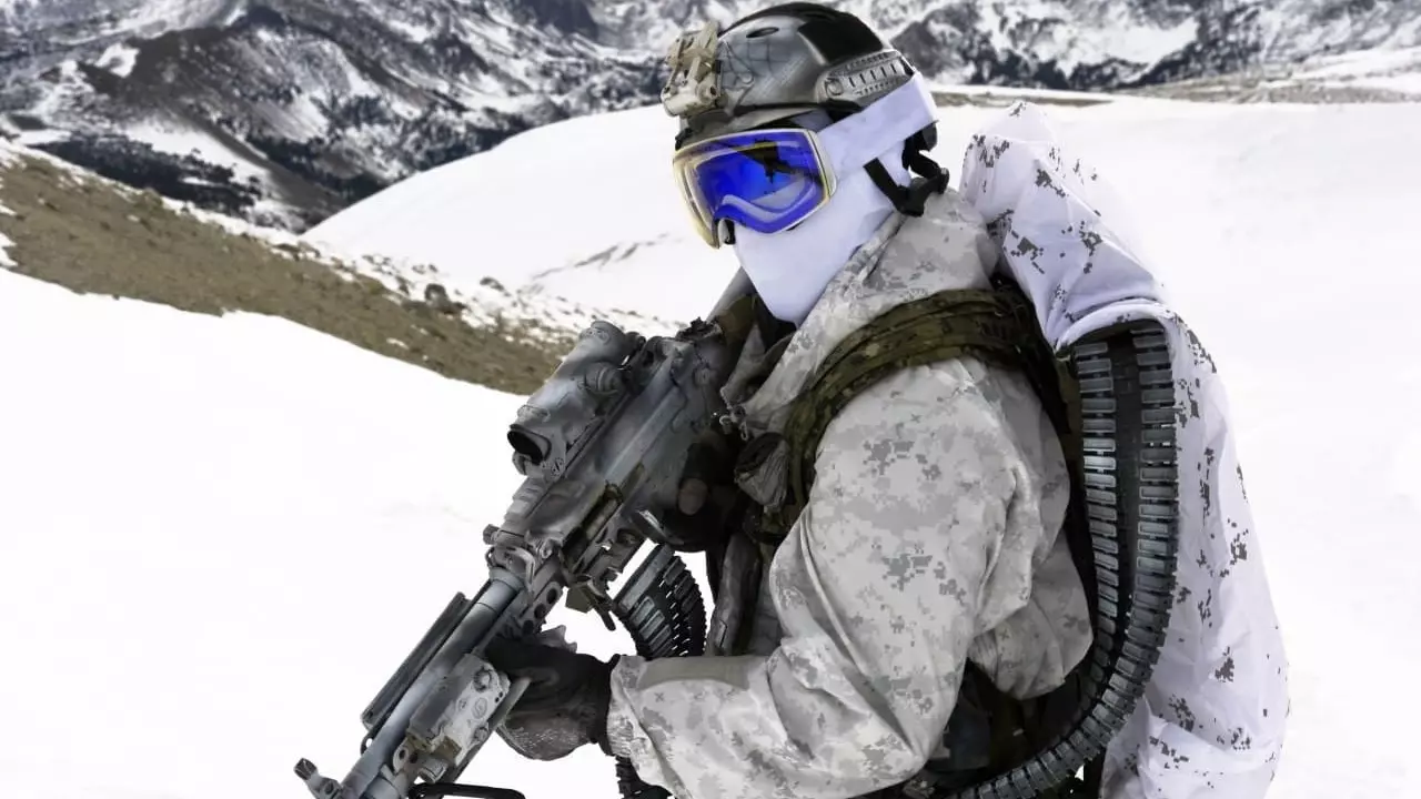 Морской котик (SEAL) из подразделения сил специальных операций ВМС США на учениях в горной местности