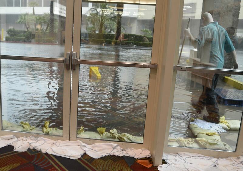 Наводнение в Лас-Вегасе затопило бульвар с крупнейшими казино