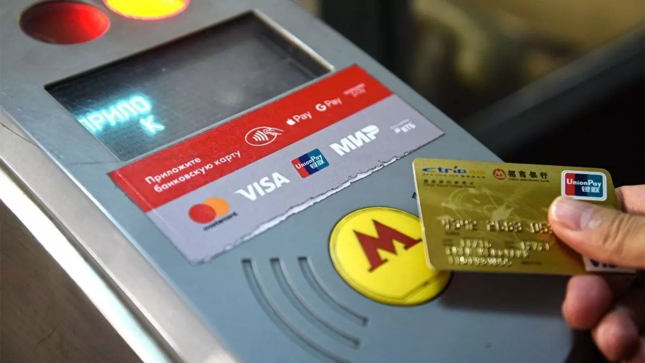 С пластиковыми картами могут работать не только национальные платежные системы, но и отдельные банки.