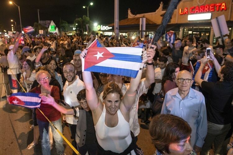 Проживающие в США кубинские имигранты радуются смерти Фиделя Кастро