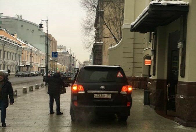 Марк Захаров повторил на «бис»: он вновь паркуется на тротуаре