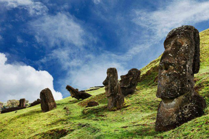 Долгое время считалось, что статуи состоят только из голов, так как нижняя часть моаи была погружена под землю