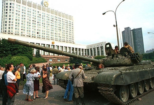 Танк у здания Правительства в 1991 года