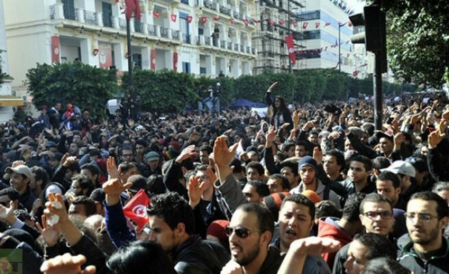 В Тунисе число бастующих бюджетников превысило 700 тысяч человек