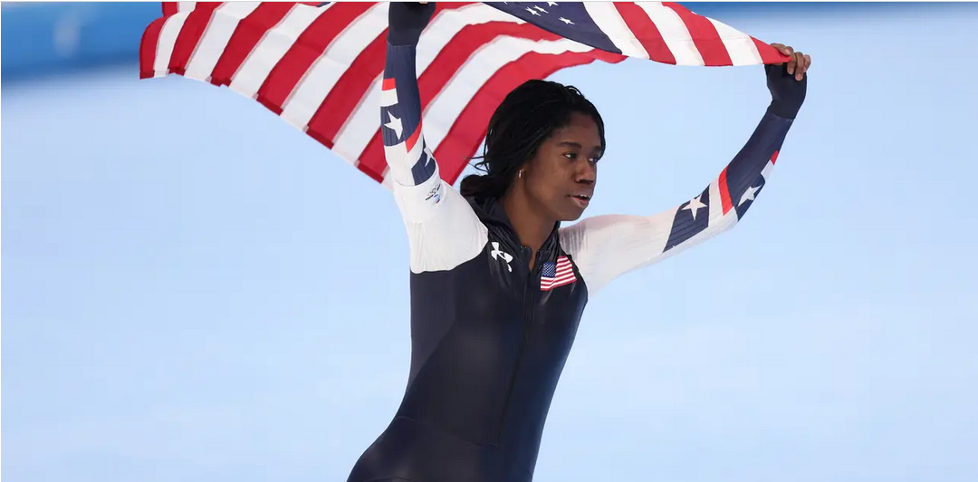 Темнокожая женщина впервые выиграла конькобежные соревнования на Олимпиаде