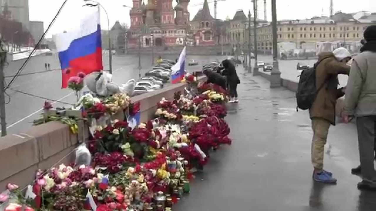Активисты SERB стащили возложенный к мемориалу Немцова венок Болтона