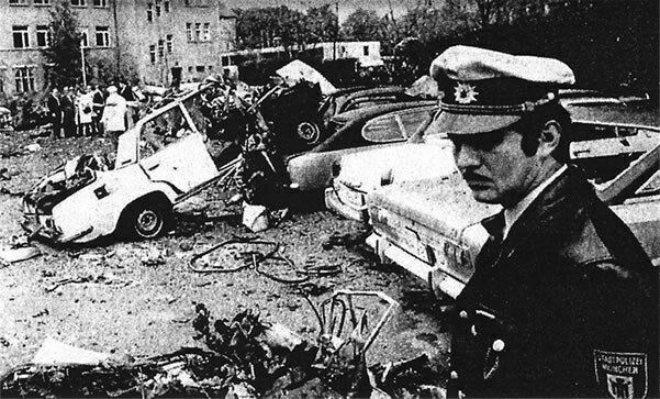 12 мая 1972 года члены RAF Баадер, Майнс и Энслинн взорвали машину на стоянке баварского государственного агентства уголовных расследований в Мюнхене. Взрывом было уничтожено около 60 полицейских автомобилей.
