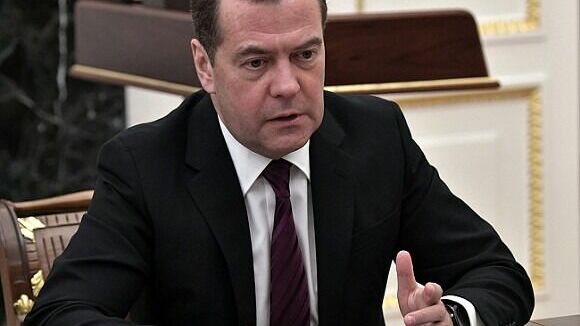 Медведев поздравил россиян с 23 февраля «наперекор угрозам»
