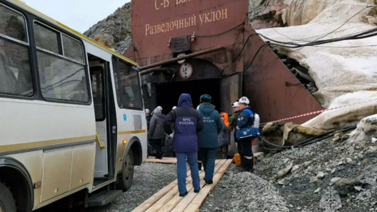 Родственников пропавших горняков привезли на шахту, чтобы показать им ход работ.
