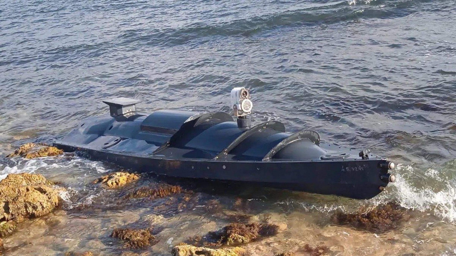 В Черном море авиация уничтожила катер, который прорывался в Крым