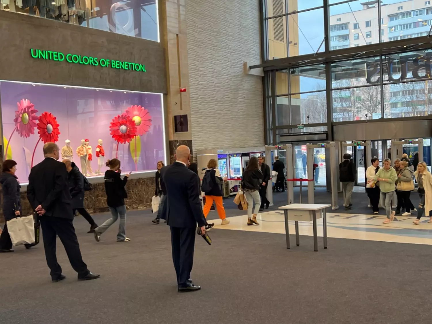 «Новые Известия» посетили один из крупнейших торговых центров в Москве — Columbus, усиленной охраны в ТРЦ уже нет