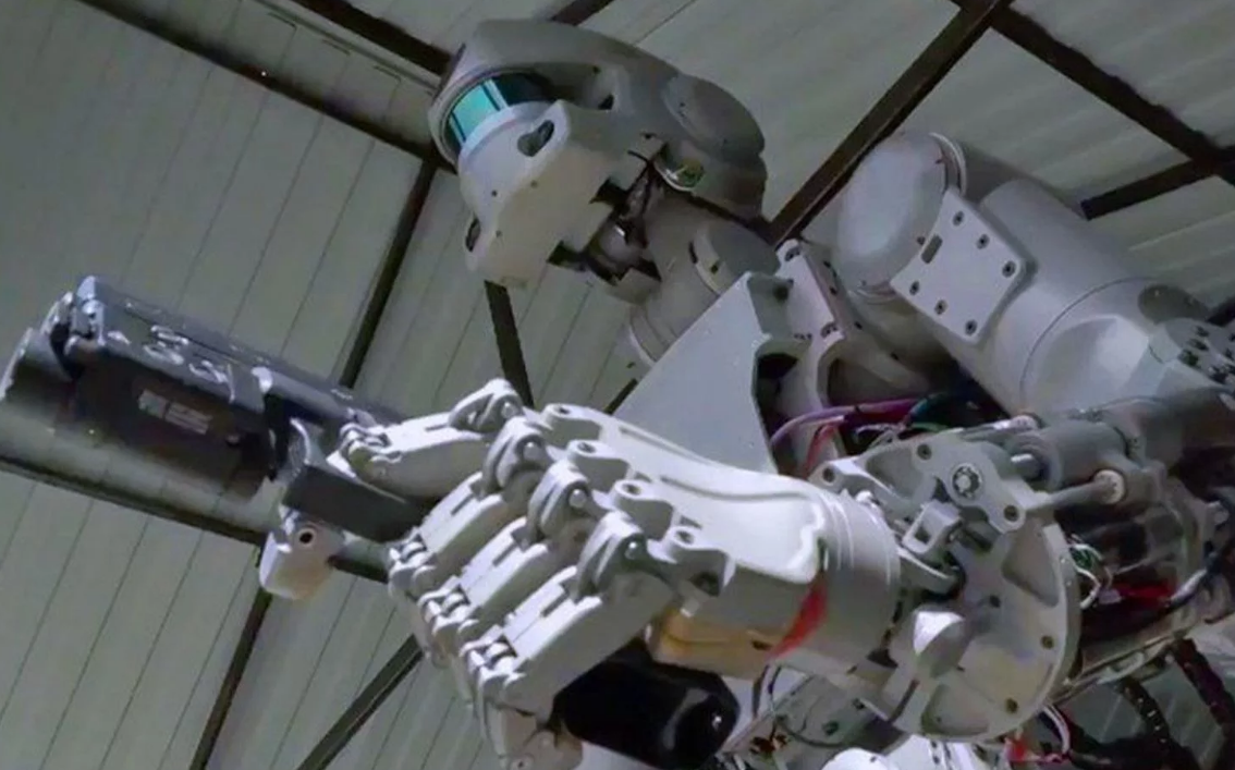 Робот Федор назвал пистолет для космонавтов "полезной вещью"