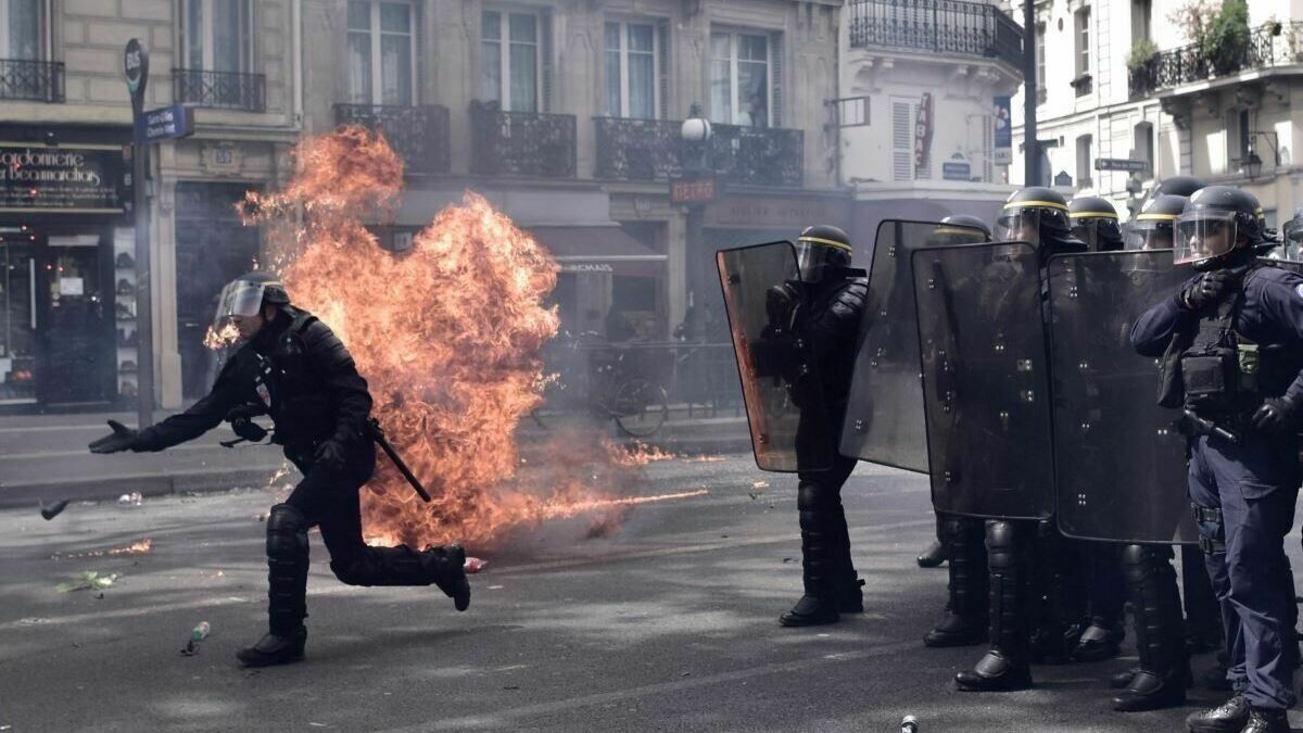 Во Франции приняли пенсионную реформу, несмотря на протесты