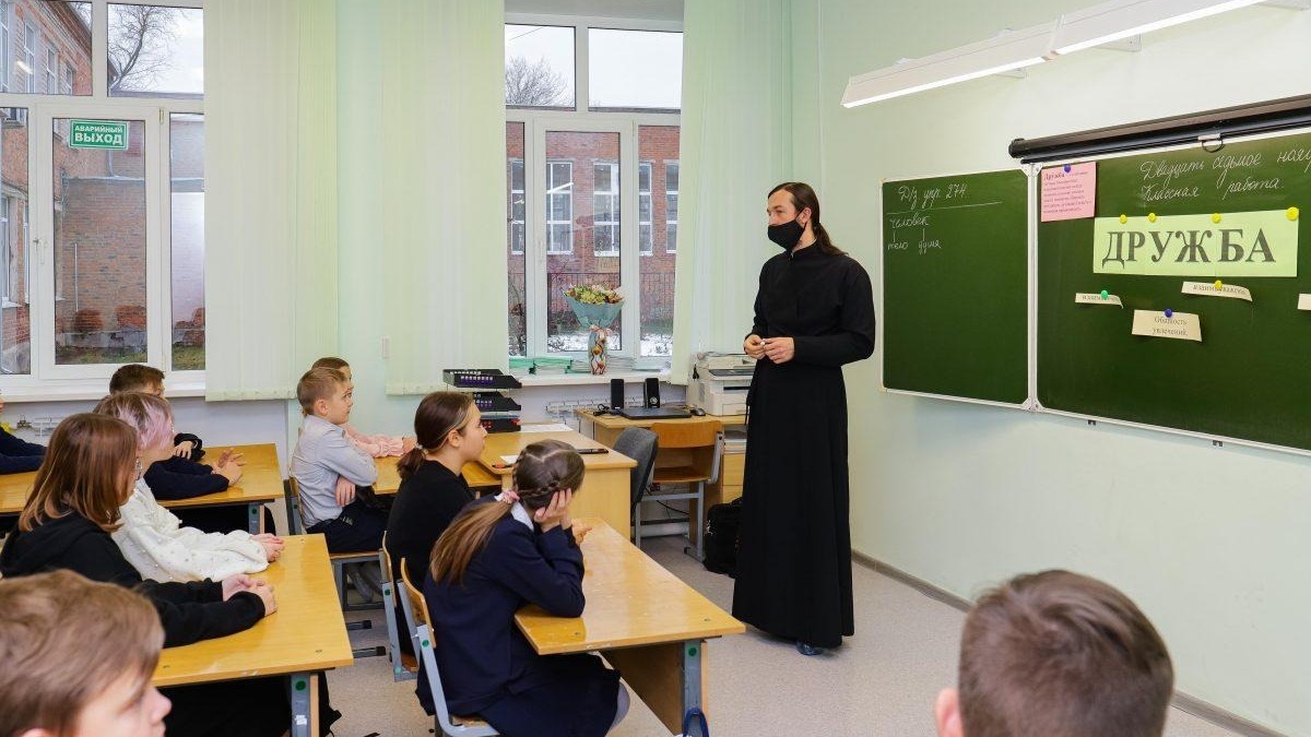 Ответственный за миссионерскую работу в Орехово-Зуевском районе священник проводит беседу с учениками на тему дружбы 