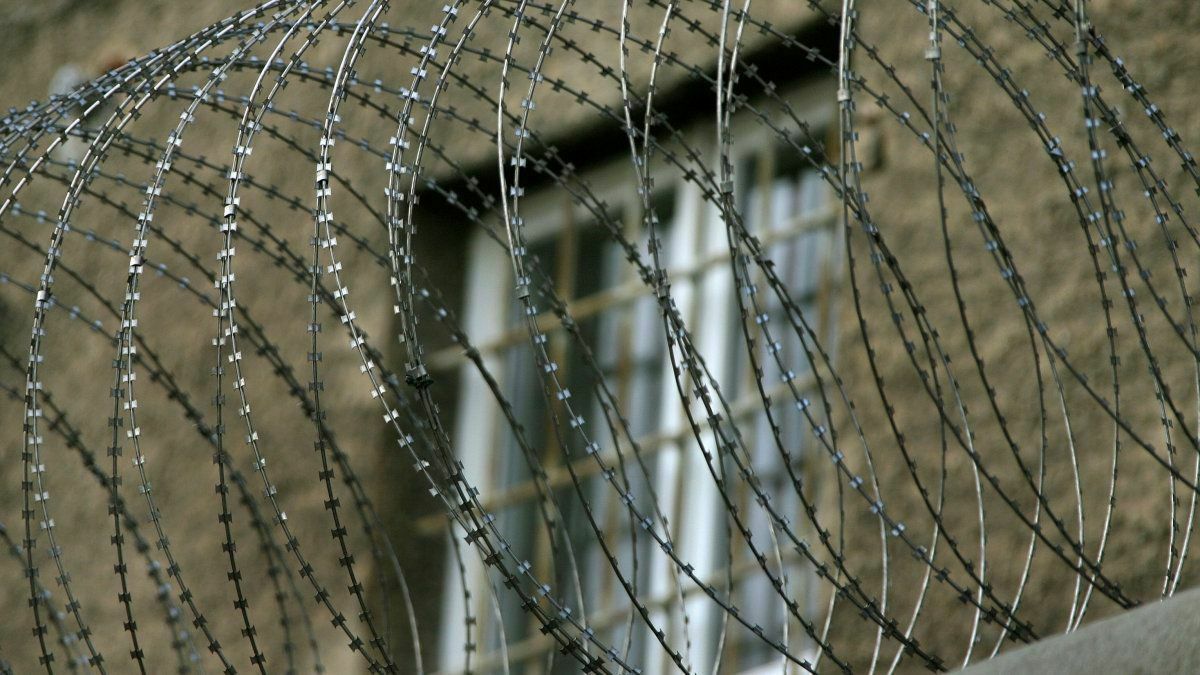 Из французских тюрем из-за коронавируса освободили более шести тысяч заключенных
