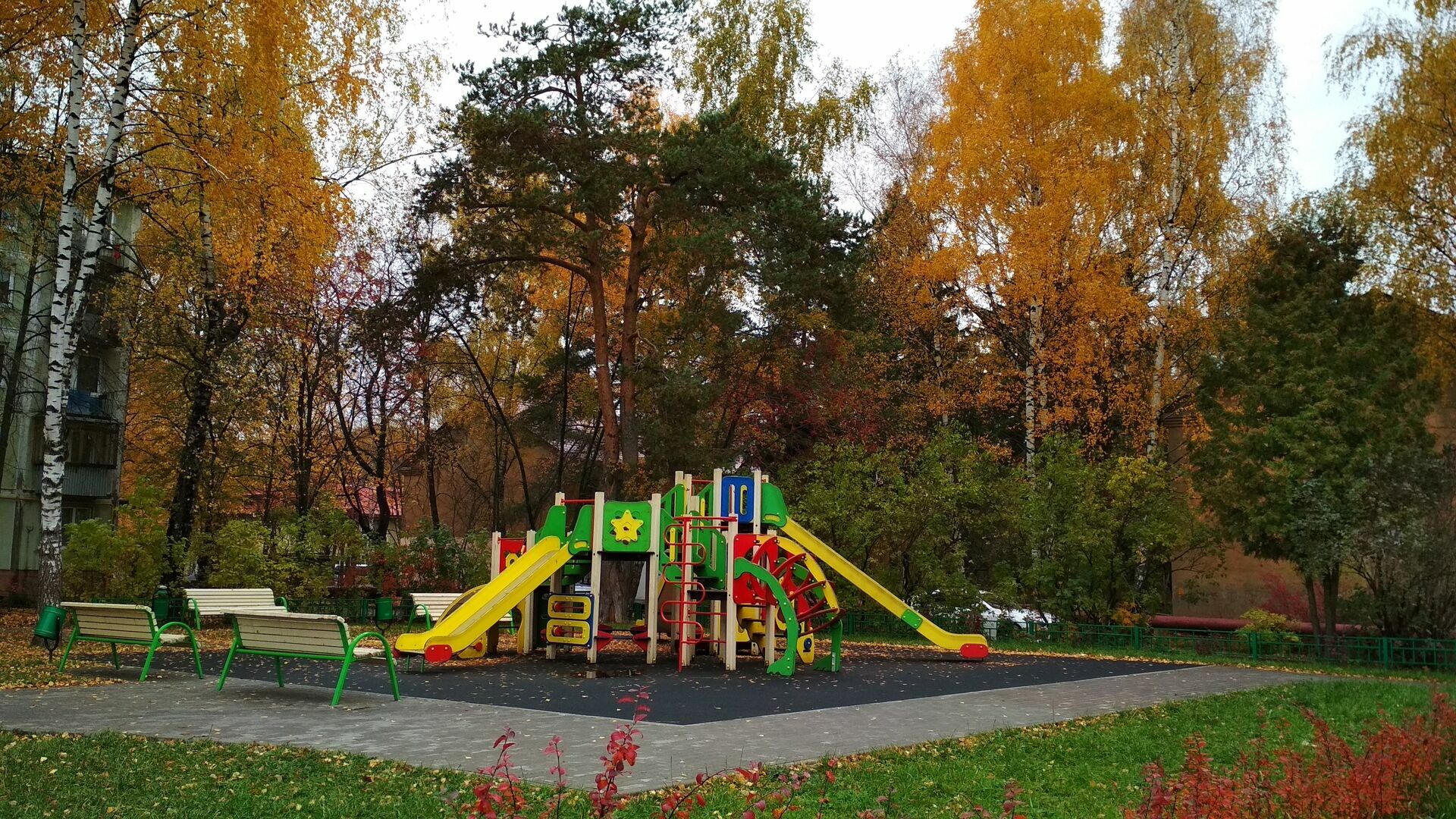 Местный детский сад и соседние площадки оснащены современным оборудованием 