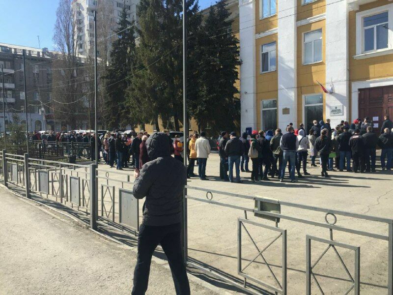 Жители Саратова толпились в очередях за пропусками на передвижение