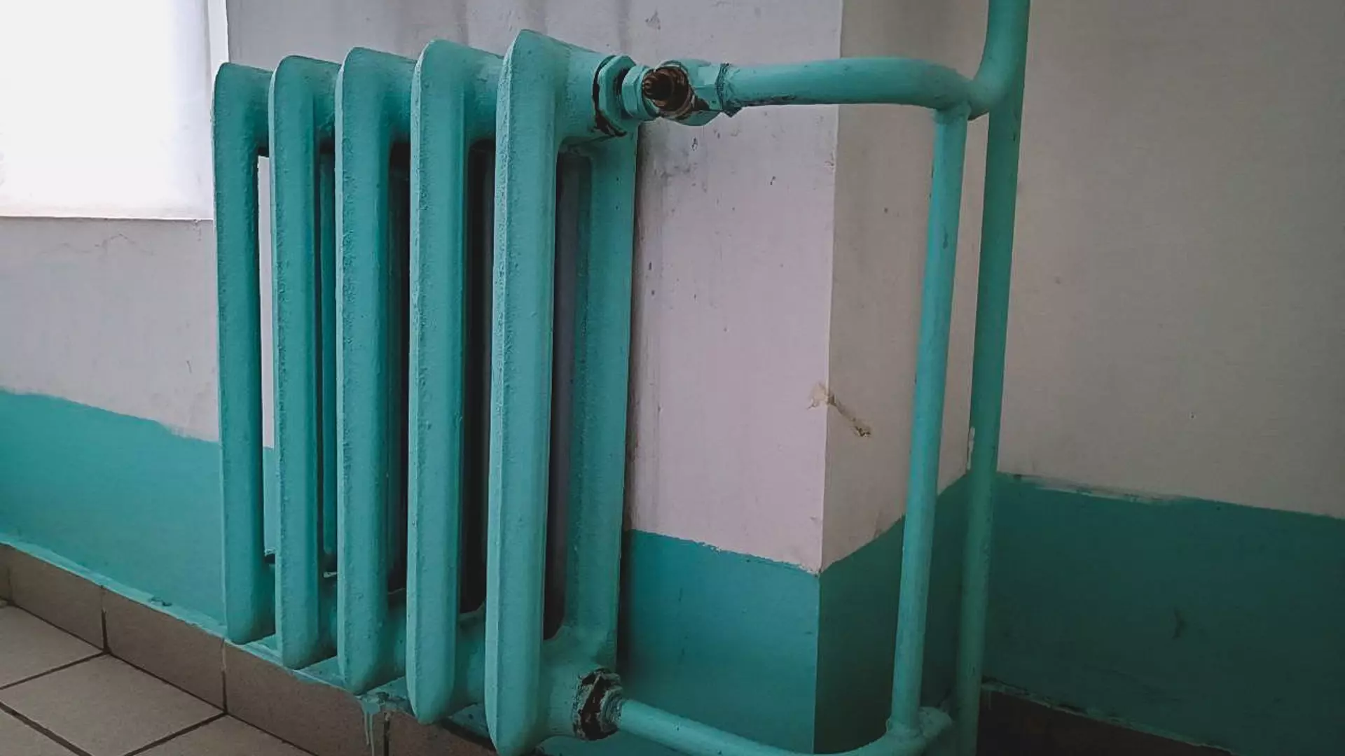 В некоторых случаях жители многоквартирных домов вправе требовать перерасчета за отопление и горячую воду