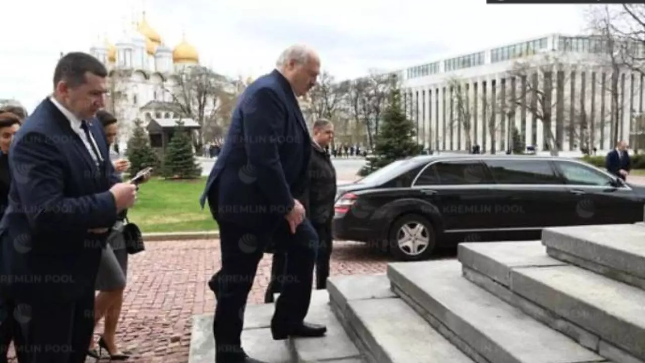 Александр Лукашенко идет на встречу с Владимиром Путиным