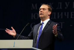 СМИ: Спецслужбы США пытались прослушивать телефон Медведева