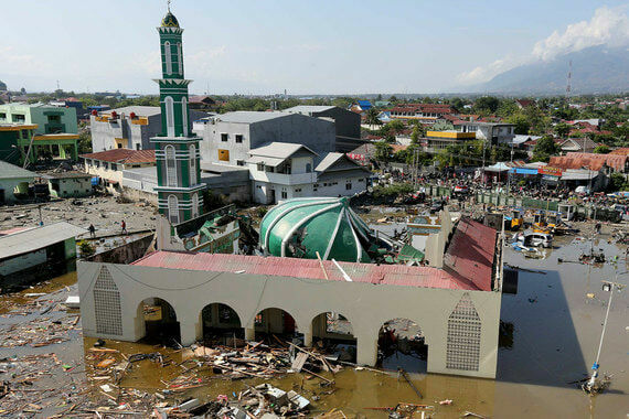 Число жертв землетрясения и цунами в Индонезии увеличилось до 1200 человек