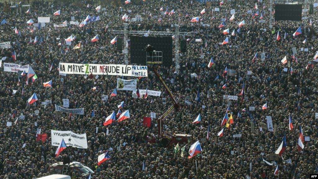 Сотни тысяч митингующих в Праге потребовали отставки Бабиша с поста премьер-министра