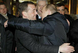 Путин после инаугурации оставит «Единую Россию» Медведеву