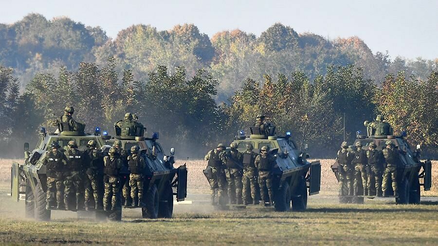 К границе Косово движется колонна сербской военной техники