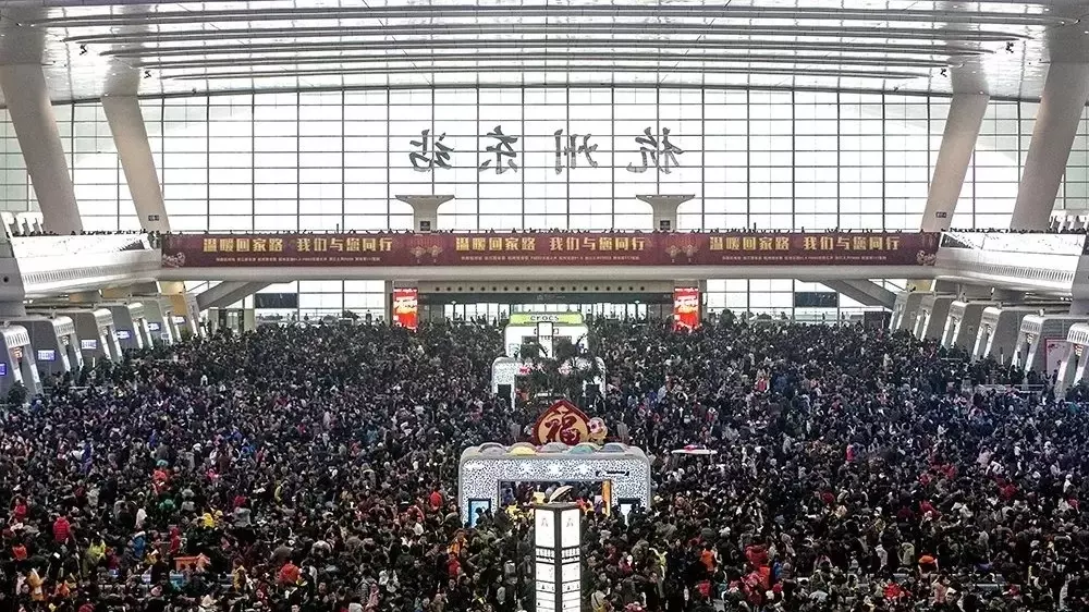 Китайский Новый год — не самая лучшая пора для путешествий по этой стране. На фото — очереди на китайских вокзалах в канун Нового года