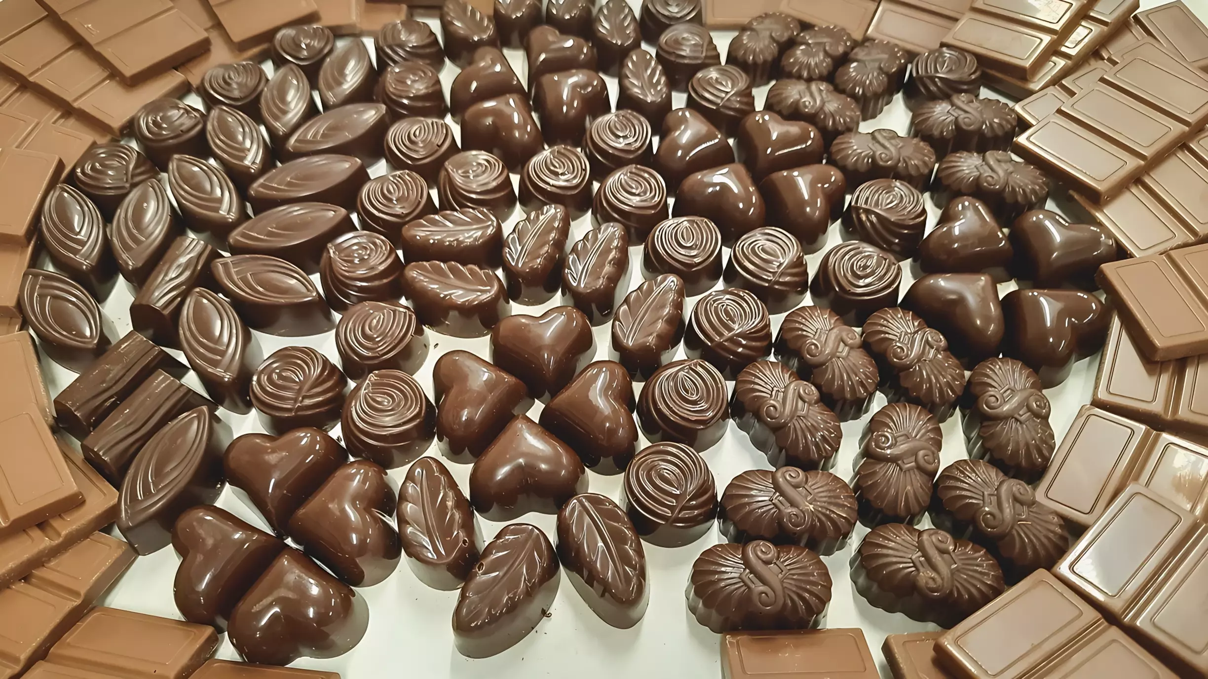 Россияне продолжают массово скупать шоколад, несмотря на серьезное подорожание продукта.
