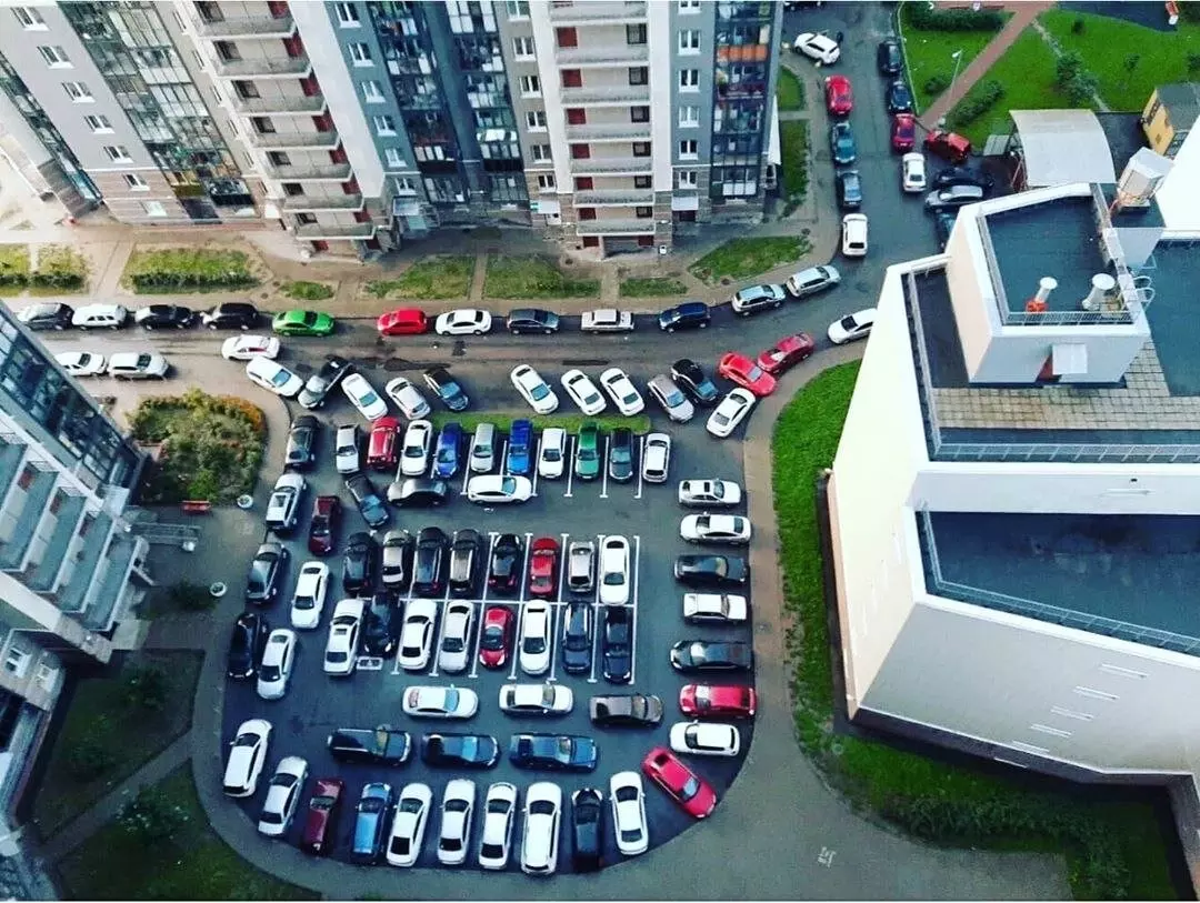 Дворы новостроек превращаются в одну большую парковку, но мест для машин всё равно не хватает