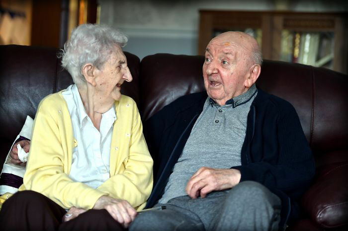 98-летняя женщина поселилась в доме престарелых, чтобы ухаживать за 80-летним сыном