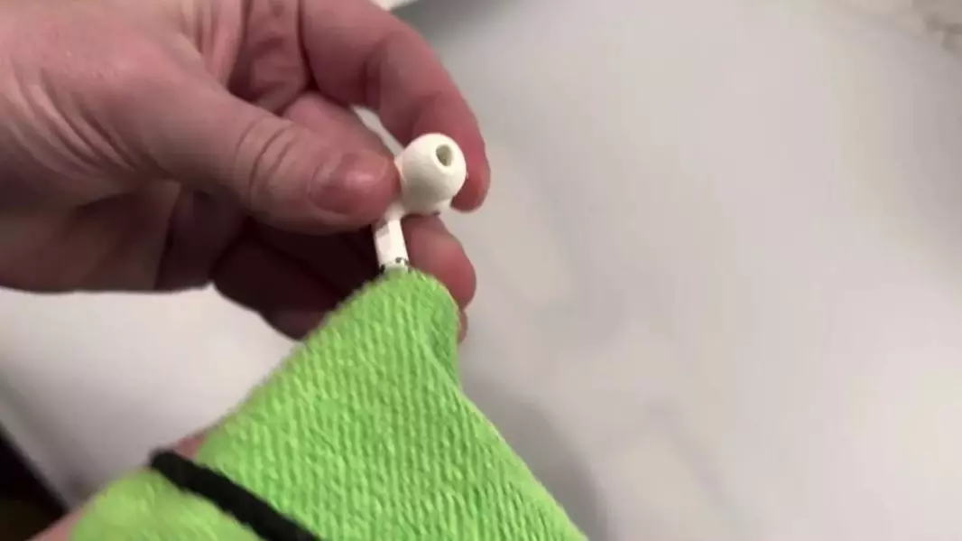 Как почистить наушники для iPhone: протереть их сухой тряпочкой без ворса