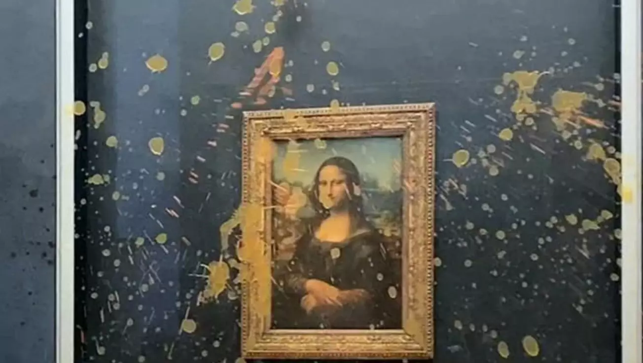 Скриншот с видео на котором экоактивисты облили Мону Лизу супом.